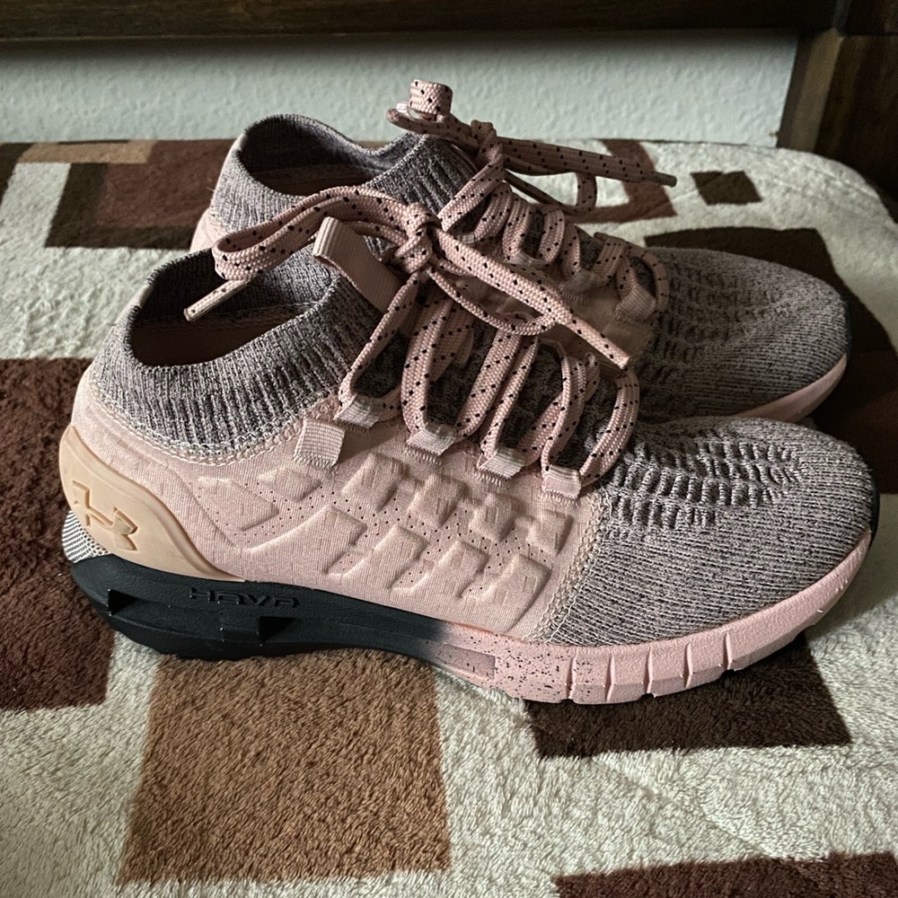 Under Armour Pink and Black Athletic Shoes with Knit Upper excelent condition